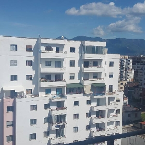 Shitet apartament 1+1 te Unaza re