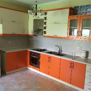 SHITET apartament 3+1 tek Liqeni i Thate