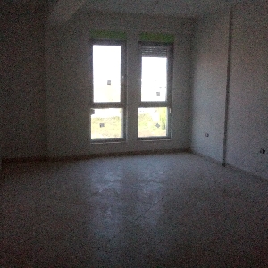 Shitet apartament i…