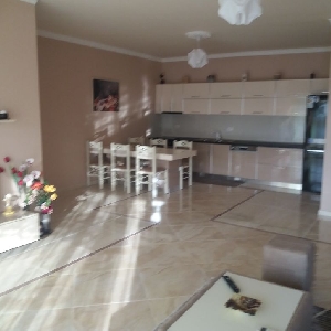 Jepet me QERA apartament 3+1 tek Botaniku