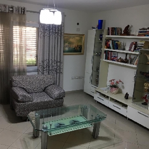  Shitet apartament 1+1 prane Pazarit te Ri